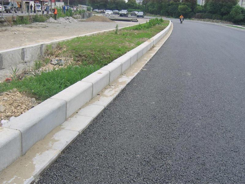 村口青石路沿石(图1) 青石路沿石