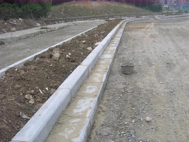 路边青石路沿石(图1) 青石路沿石
