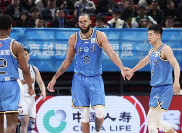 北京新援麦基组超级球队：保罗+布克+汤普森+詹姆斯+库里中锋